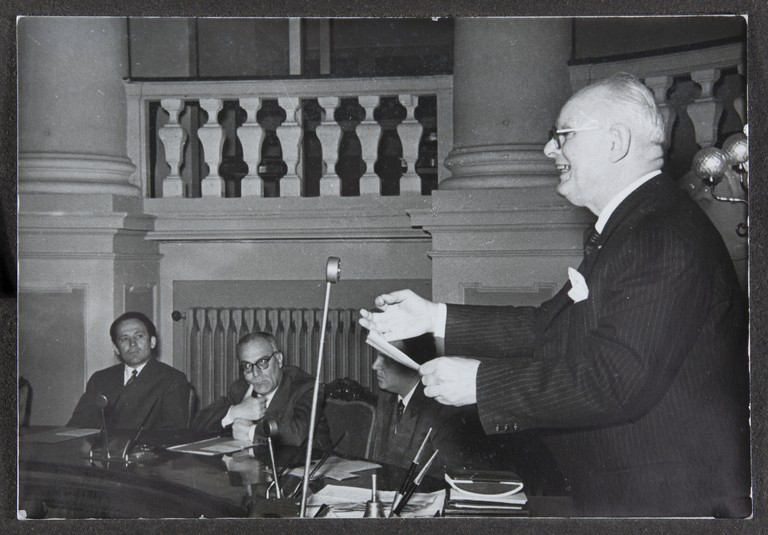 Reggio Emilia, 1955, Sala del Tricolore, Festeggiamenti per l'80° di Alcide Cervi, tavolo dei relatori